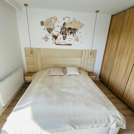 Luxury White Apartment In Park Lotnikow Красков Екстериор снимка