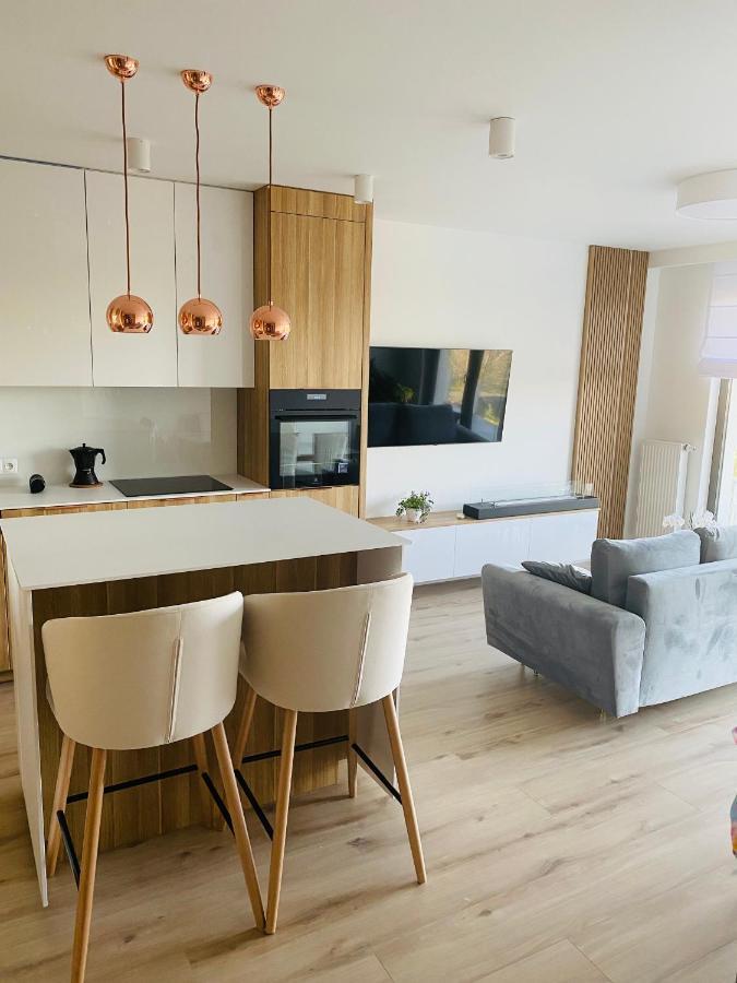 Luxury White Apartment In Park Lotnikow Красков Екстериор снимка