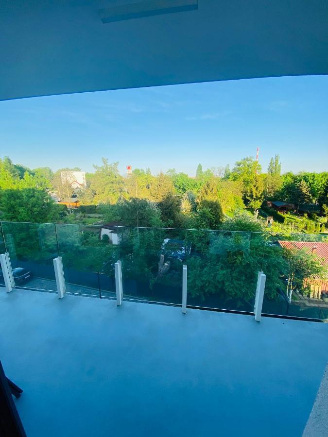 Luxury White Apartment In Park Lotnikow Красков Екстериор снимка
