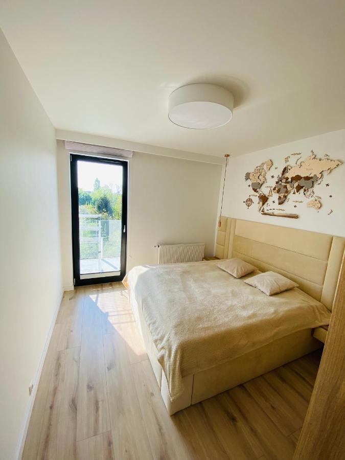 Luxury White Apartment In Park Lotnikow Красков Екстериор снимка